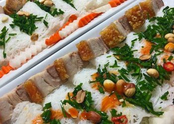 Cách ăn bánh hỏi heo quay 