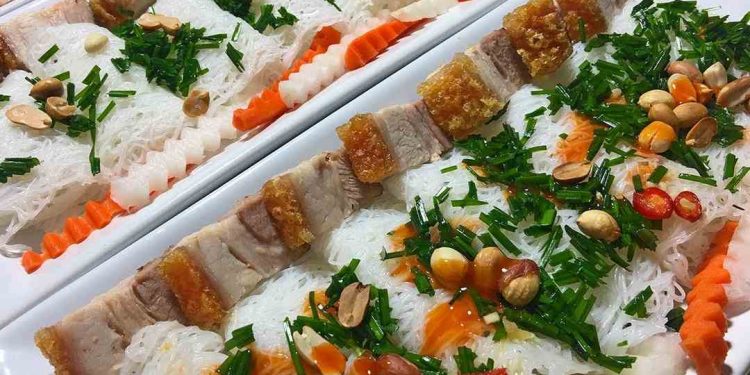 Cách ăn bánh hỏi heo quay